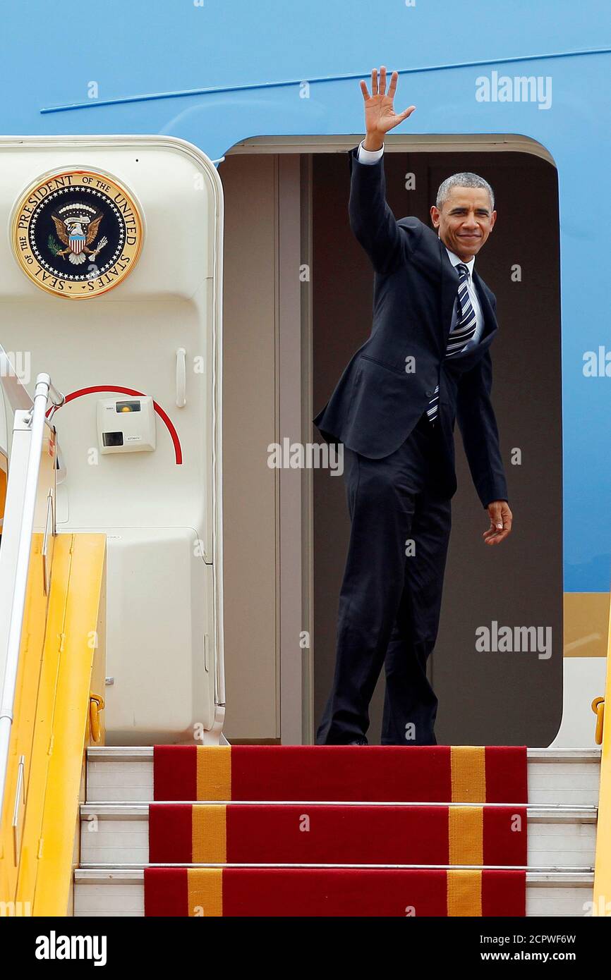 Il presidente degli Stati Uniti Barack Obama fa parte dell'Air Force One alla sua partenza dall'aeroporto internazionale noi Bai di Hanoi, Vietnam 24 maggio 2016. REUTERS/Luong Thai Linh/piscina Foto Stock
