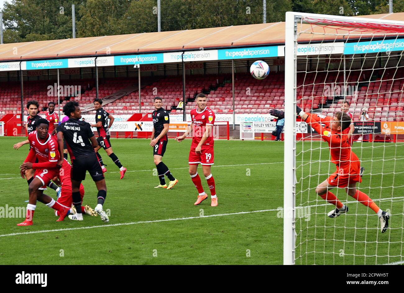 Rory Watson, portiere di Scunthorpe, fa un salvataggio durante la partita Sky Bet League Two presso il People's Pension Stadium, Crawley. Foto Stock