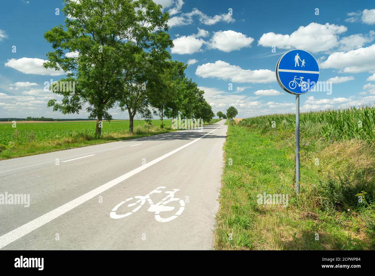 Pista ciclabile accanto all'autostrada e cartello informativo Foto Stock