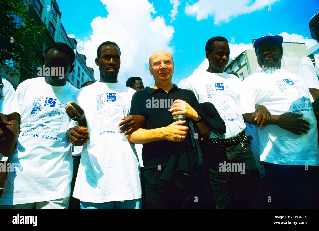 Parigi, Francia, ex sacerdote cattolico francese, Jacques Gaillot, braccio di marcia con migranti africani senza documenti, protesta, anniversario di Eglise St. Bernand Incident, ha integrato una folla diversificata di persone europa francia Foto Stock