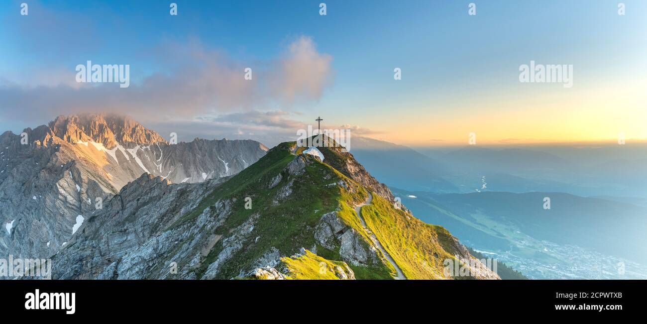 Vista del Reither Spitze e del Seefelder Spitze in Austria al tramonto. Foto Stock