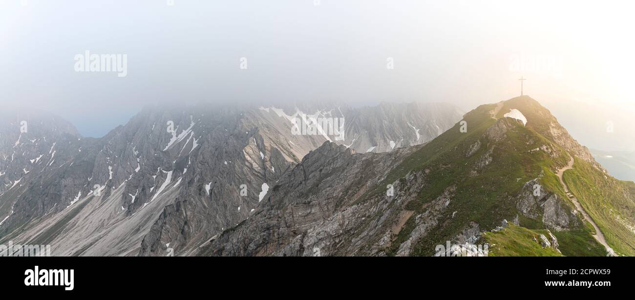 Vista del Reither Spitze e del Seefelder Spitze in Austria al tramonto. Foto Stock