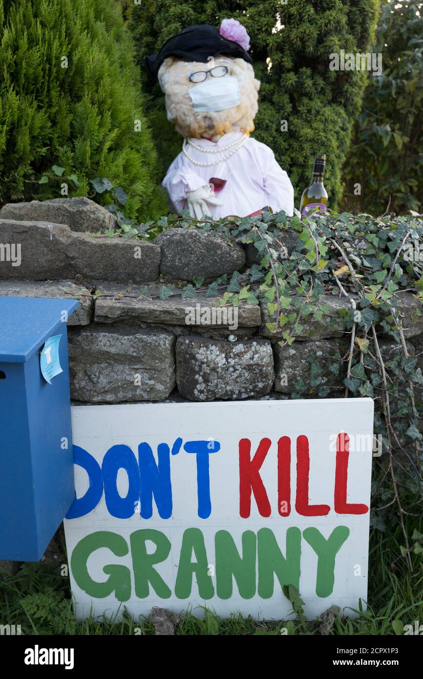Redmire, Yorkshire Dales, Inghilterra, Regno Unito. 19 Settembre 2020. Il tema di quest'anno per il villaggio Yorkshire Dales di Redmire concorso annuale di truffa è Covid 19 e il Lockdown. A causa del virus Covid 19, si è svolto un giudizio virtuale per selezionare lo scarrecrow vincente. Lo scarrecrow femminile alla macchina seminatrice che fa maschere facciali è stato dichiarato il vincitore. Credit: Alan Beastall/Alamy Live News. Foto Stock