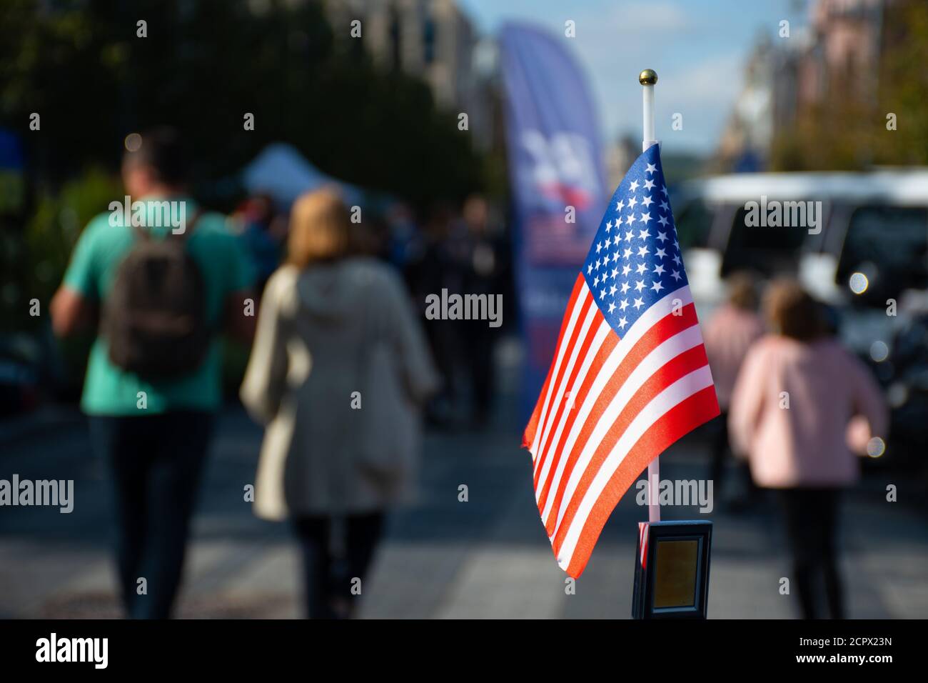 Bandiera americana sventolando sulla macchina sulla avanti di Luglio o durante le elezioni presidenziali degli Stati Uniti Foto Stock