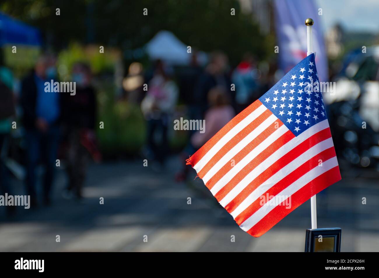 Bandiera americana sventolando sulla macchina sulla avanti di Luglio o durante le elezioni presidenziali degli Stati Uniti Foto Stock