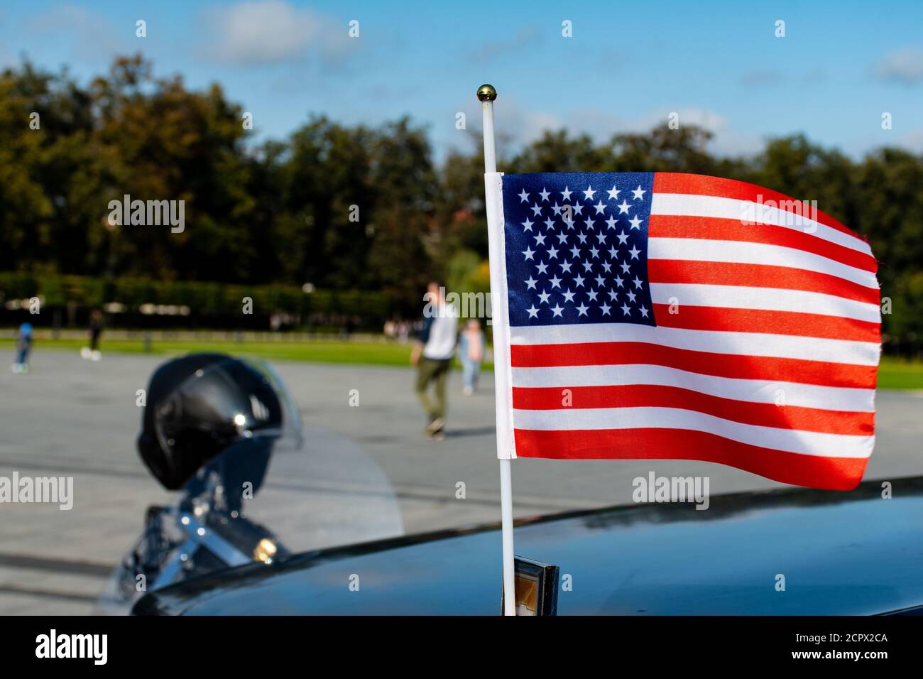 Bandiera americana sventolando sulla macchina sulla avanti di Luglio o durante le elezioni presidenziali degli Stati Uniti Foto Stock