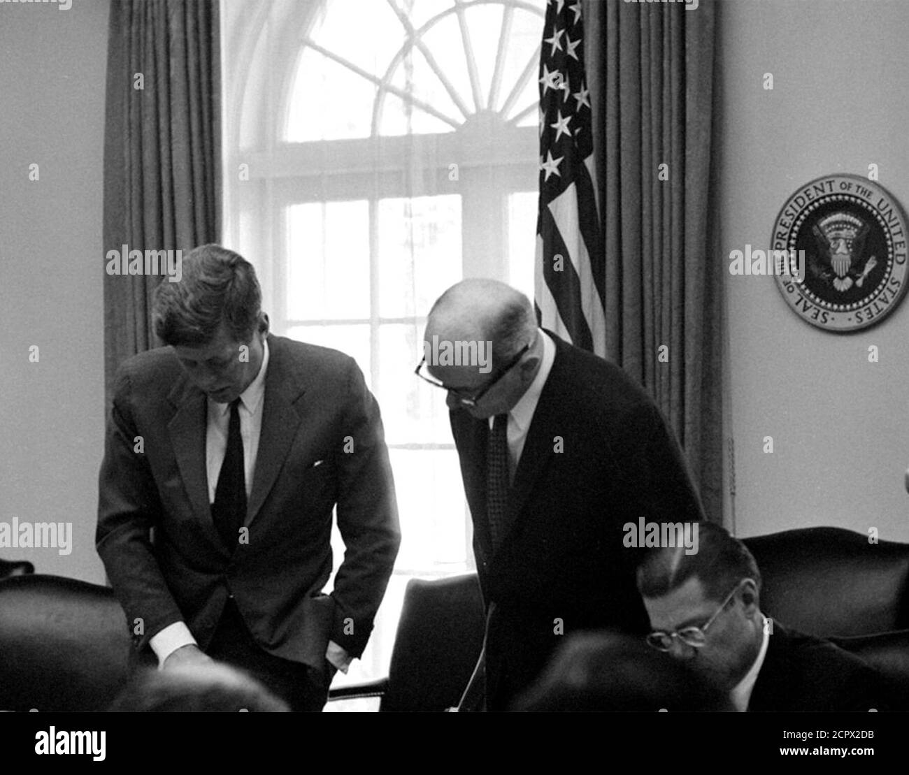 Crisi missilistica cubana. Il Presidente John F Kennedy, il Segretario di Stato del Dean Rusk, e il Segretario della Difesa Robert S. McNamara (seduto) nell'Ufficio del Gabinetto nell'ottobre 1962, ad una riunione dell'EXCOMM per discutere della crisi a Cuba. Foto Stock