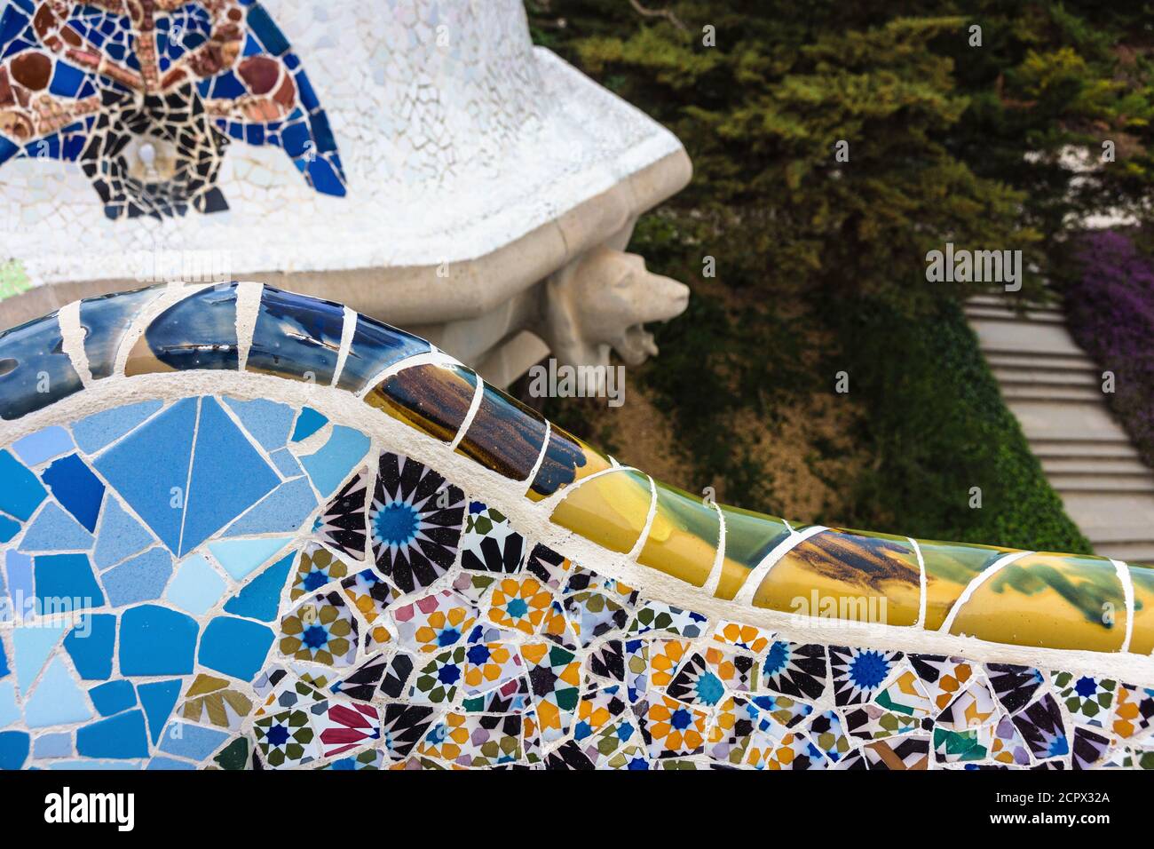 Barcellona, Parco Güell, panca decorata con ceramiche rotte sopra il  portico Foto stock - Alamy
