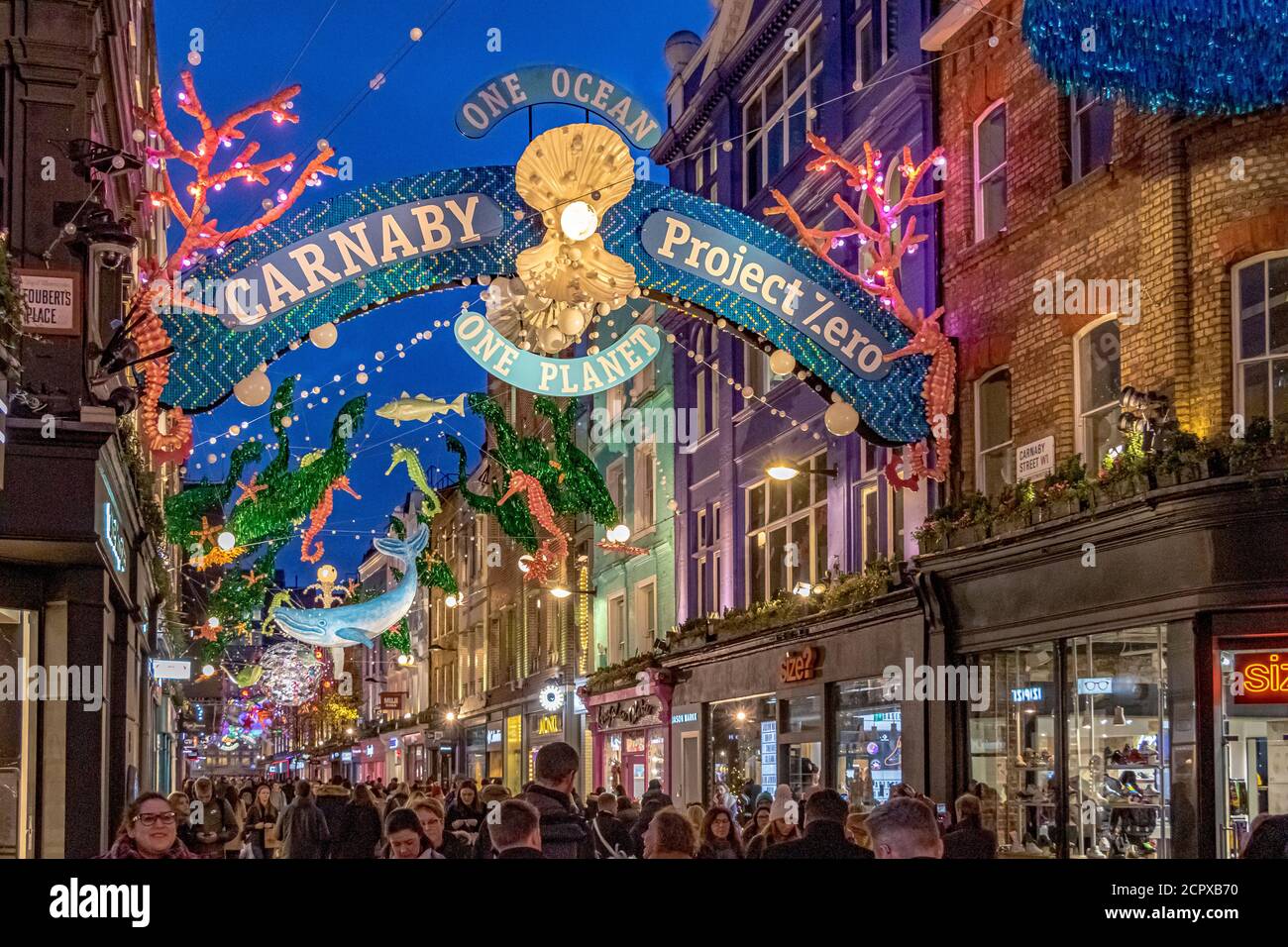 Carnaby Street Christmas Lights in collaborazione con Project Zero che mostra un tema subacqueo tutto realizzato utilizzando materiali riciclati e riutilizzabili, Londra Foto Stock