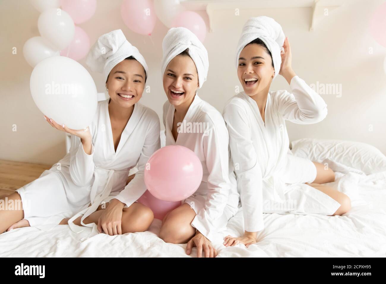 Sorridendo ragazze multirazziali graziose che si sentono rilassate dopo le procedure di spa. Foto Stock