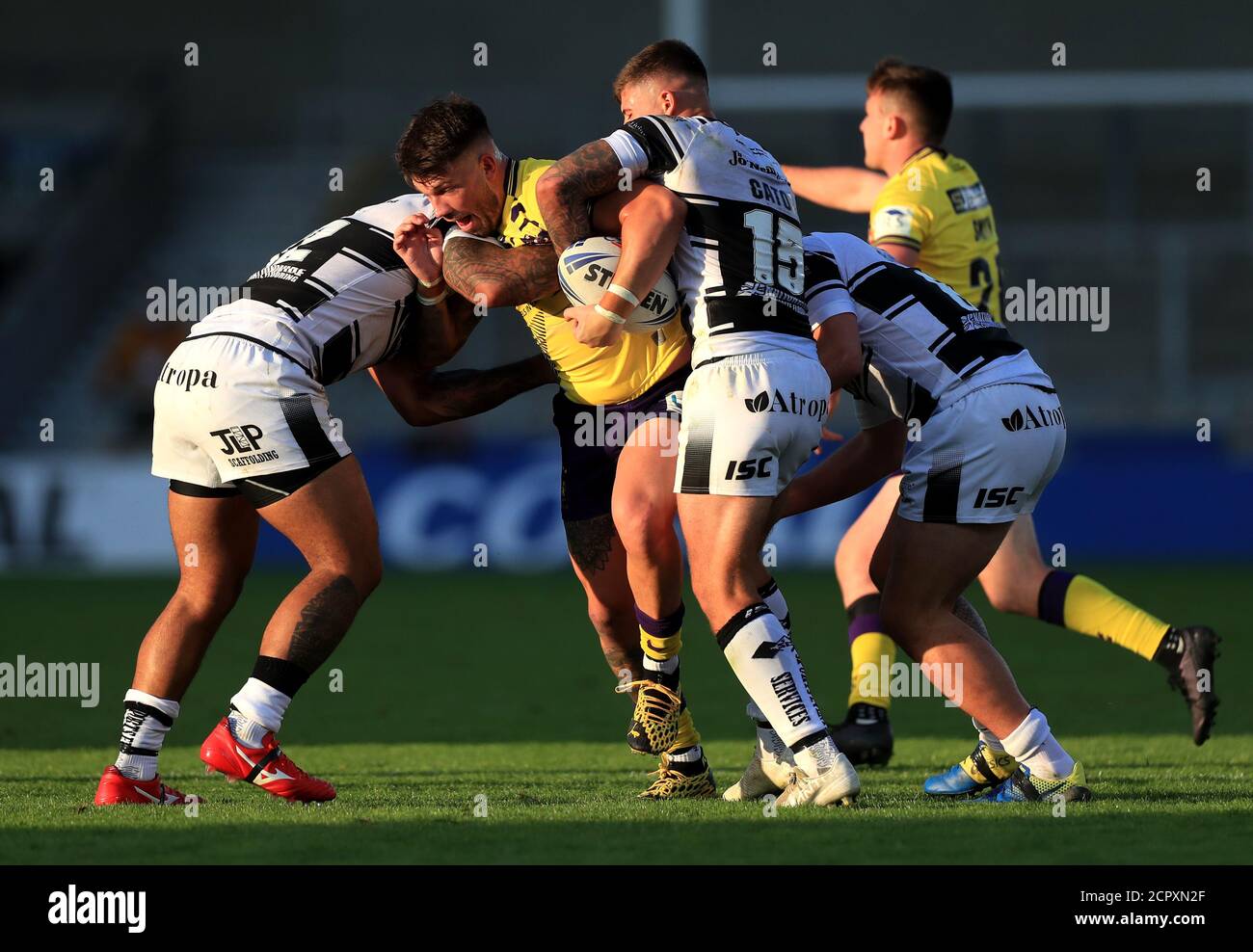 Hull's Manu Ma'u, Joe Cator e Jake Connor affrontano Wigan's Oliver Gildart durante la partita di Betfred Super League all'AJ Bell Stadium di Salford. Foto Stock