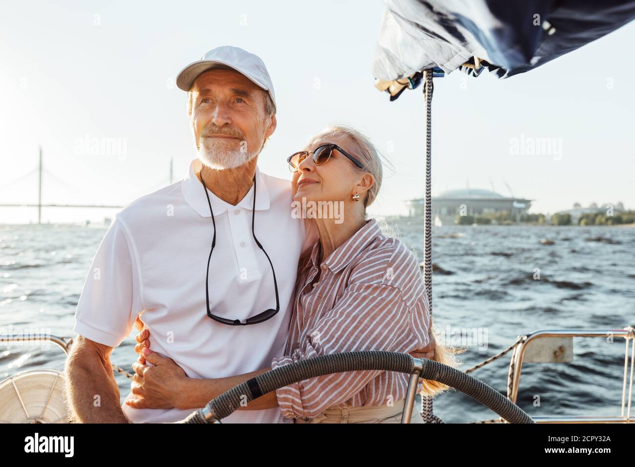 Coppie anziane che si abbracciano su uno yacht privato durante la vacanza Foto Stock