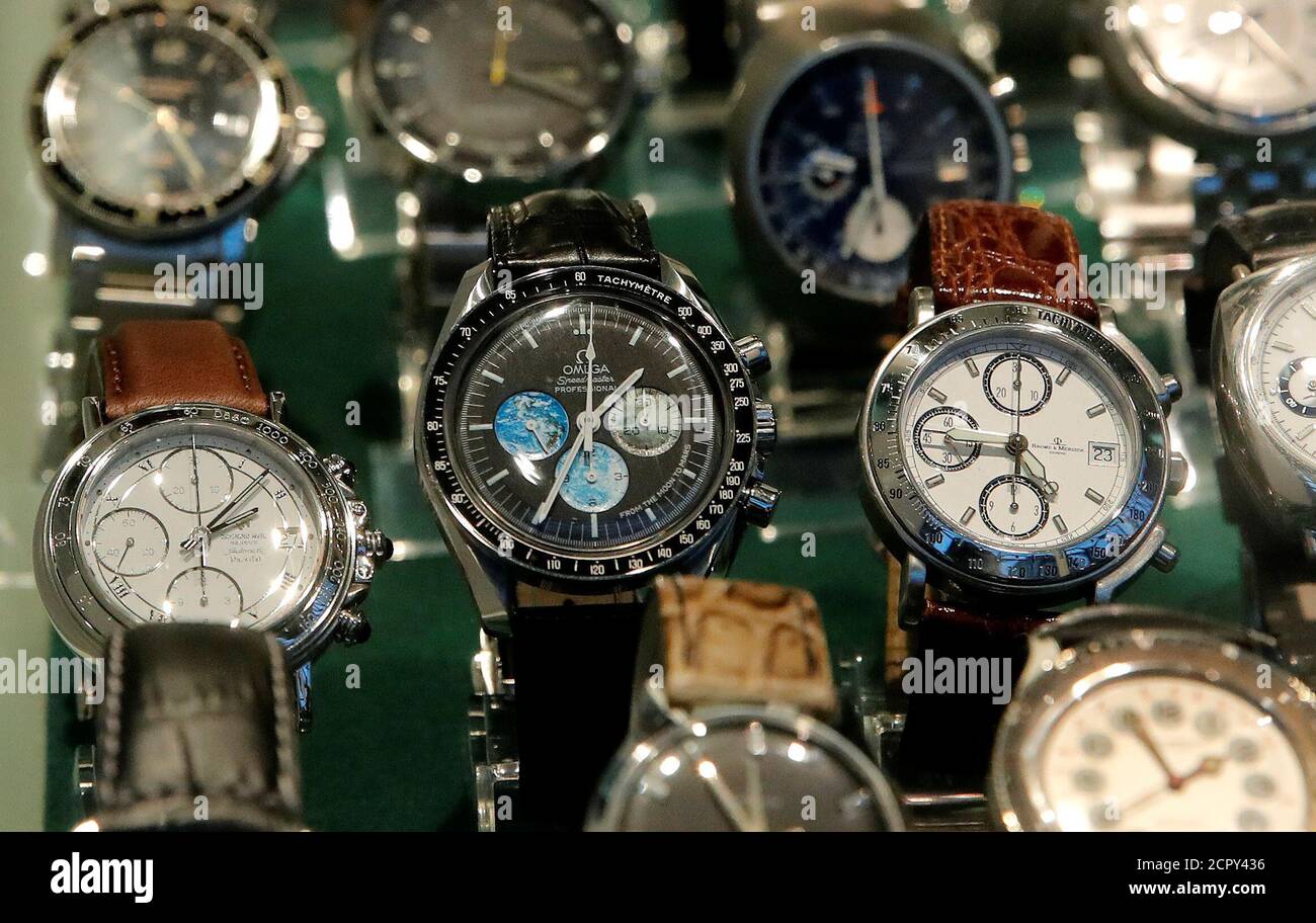 Un orologio da polso professionale Omega Speedmaster (C) usato è esposto  con orologi di marche diverse nella finestra di un negozio a Zurigo,  Svizzera 22 gennaio 2018. REUTERS/Arnd Wiegmann Foto stock - Alamy