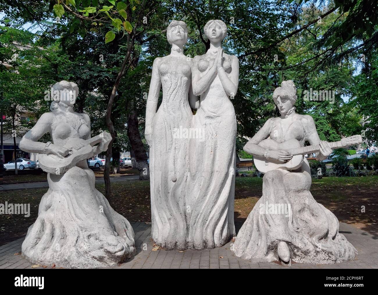 Il monumento delle sorelle Ishkhneli (nativi di Kutaisi), quartetto di cantanti georgiani che hanno eseguito musica tradizionale georgiana. Foto Stock