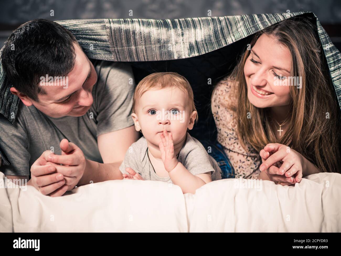 famiglia giovane che passa il tempo insieme a casa Foto Stock