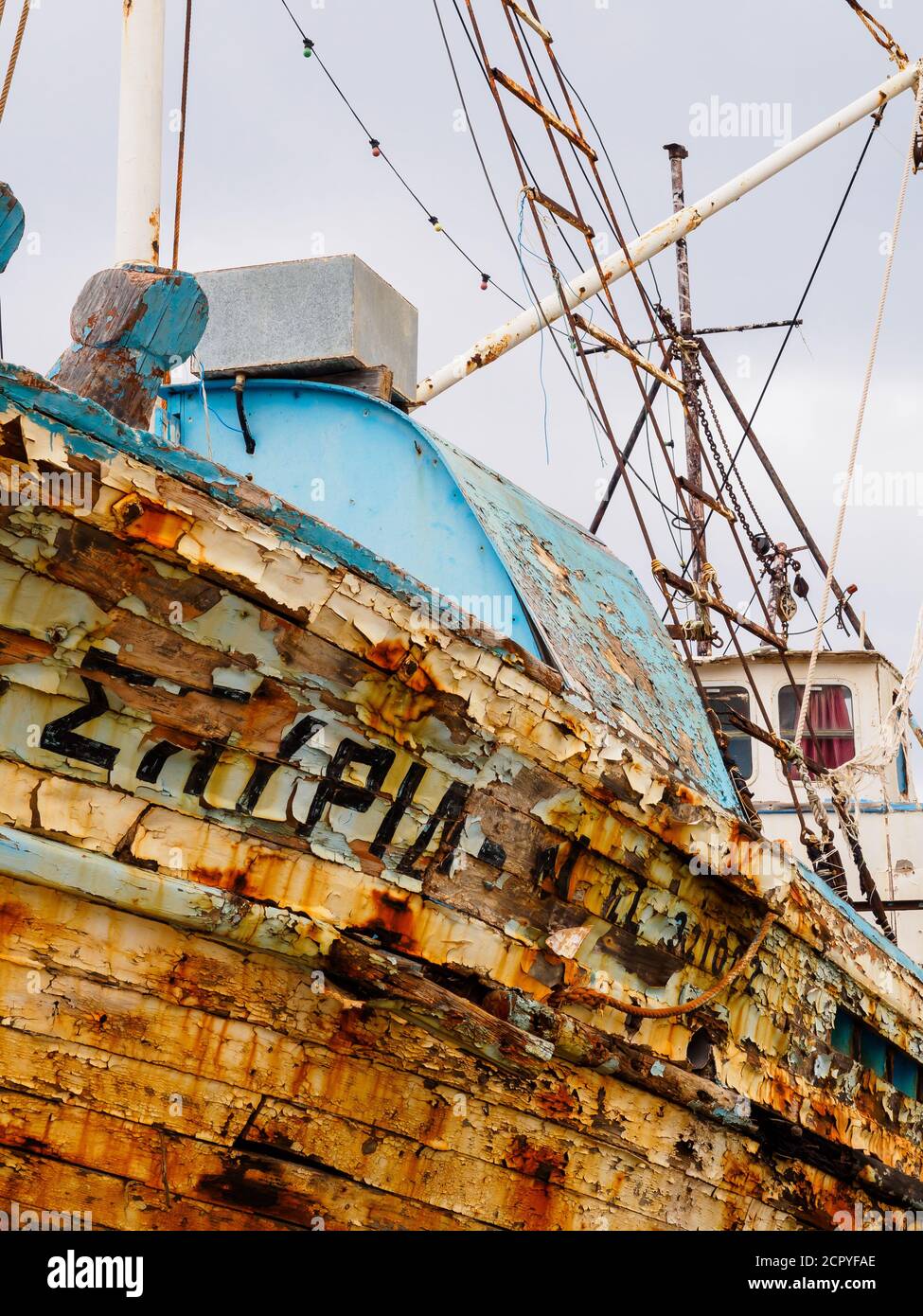 Abbandonata vecchia barca da pesca nel porto di Latchi, Cipro Foto Stock