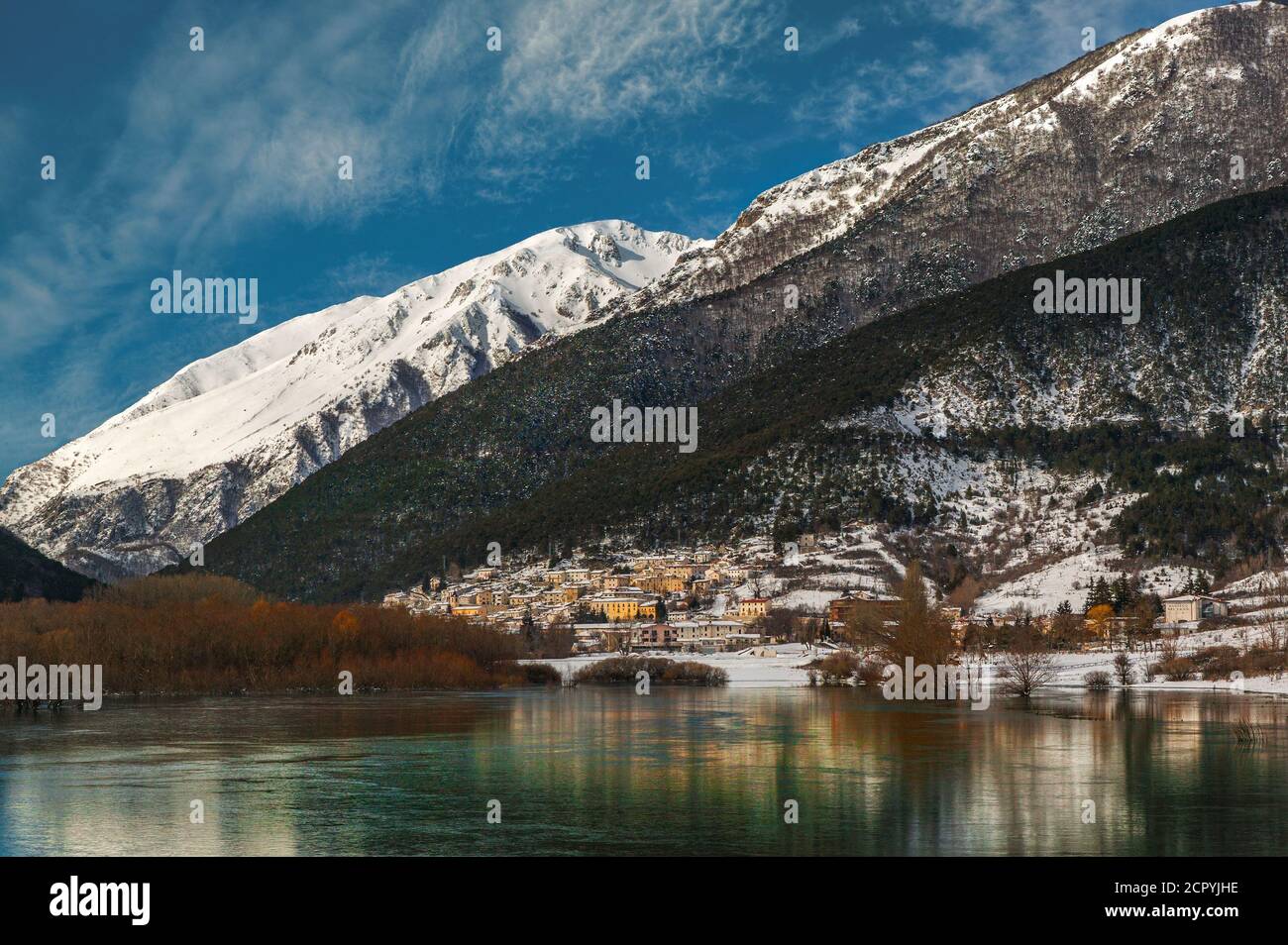Paesaggio invernale con caratteristico borgo e lago d'Abruzzo, Lazio e Parco Nazionale del Molise. Villetta Barrea, provincia di l'Aquila, Abruzzo, Italia Foto Stock