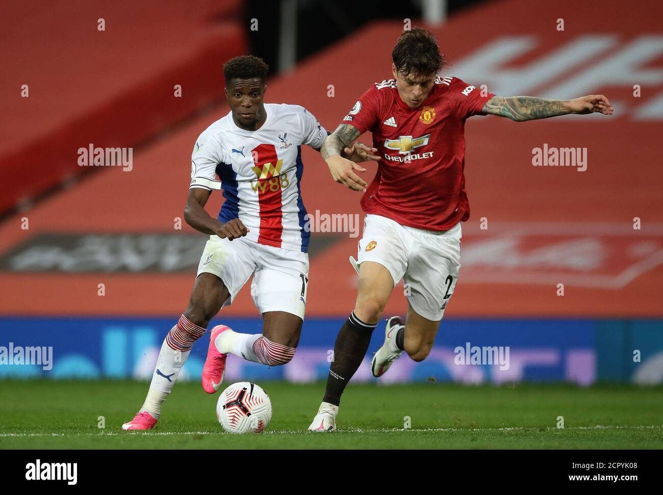 Wilfried Zaha di Crystal Palace (a sinistra) e Victor Lindelof di Manchester United combattono per la palla durante la partita della Premier League a Old Trafford, Manchester. Foto Stock