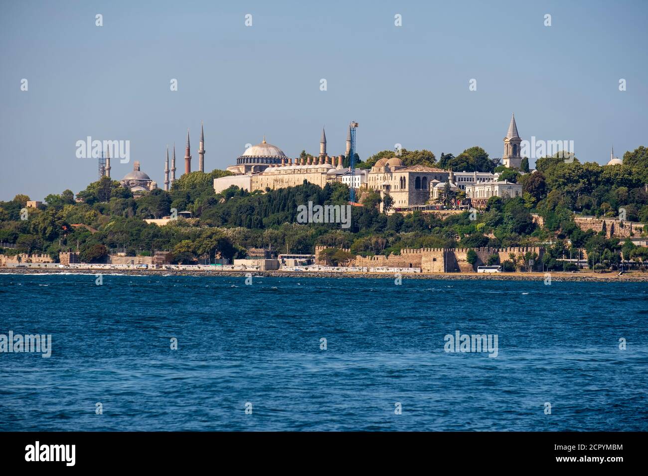 Vista dalla costa di Sarayburnu, la penisola storica e le cupole del Palazzo Topkapi a Istanbul Foto Stock
