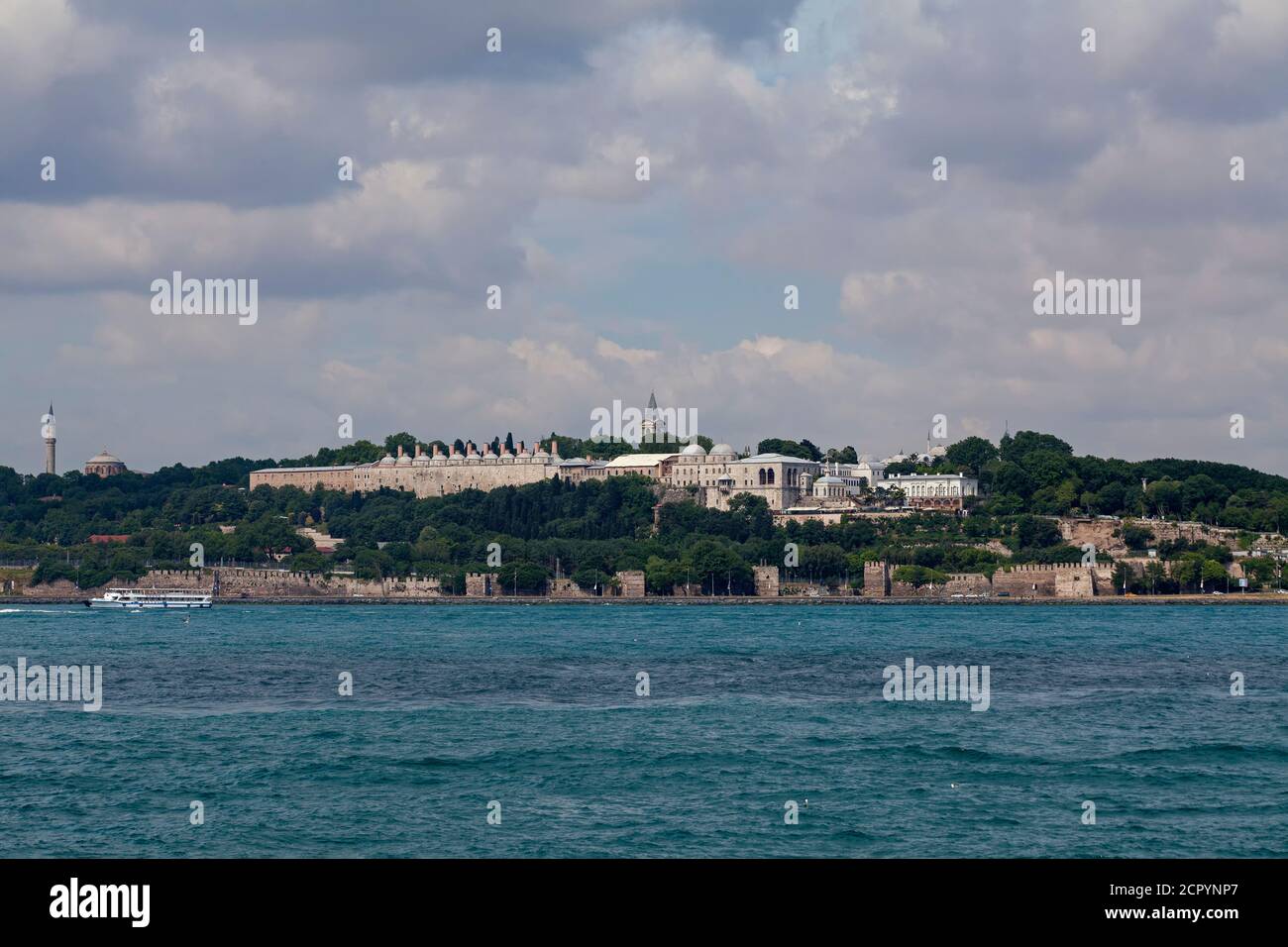 Vista dalla costa di Sarayburnu, la penisola storica e le cupole del Palazzo Topkapi a Istanbul Foto Stock