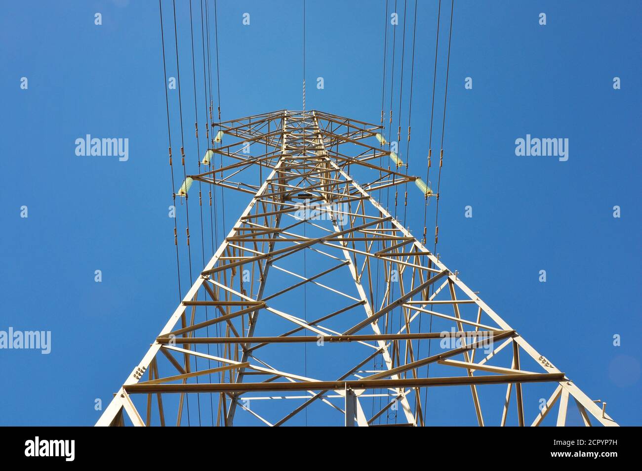 Linee elettriche contro il cielo Foto Stock