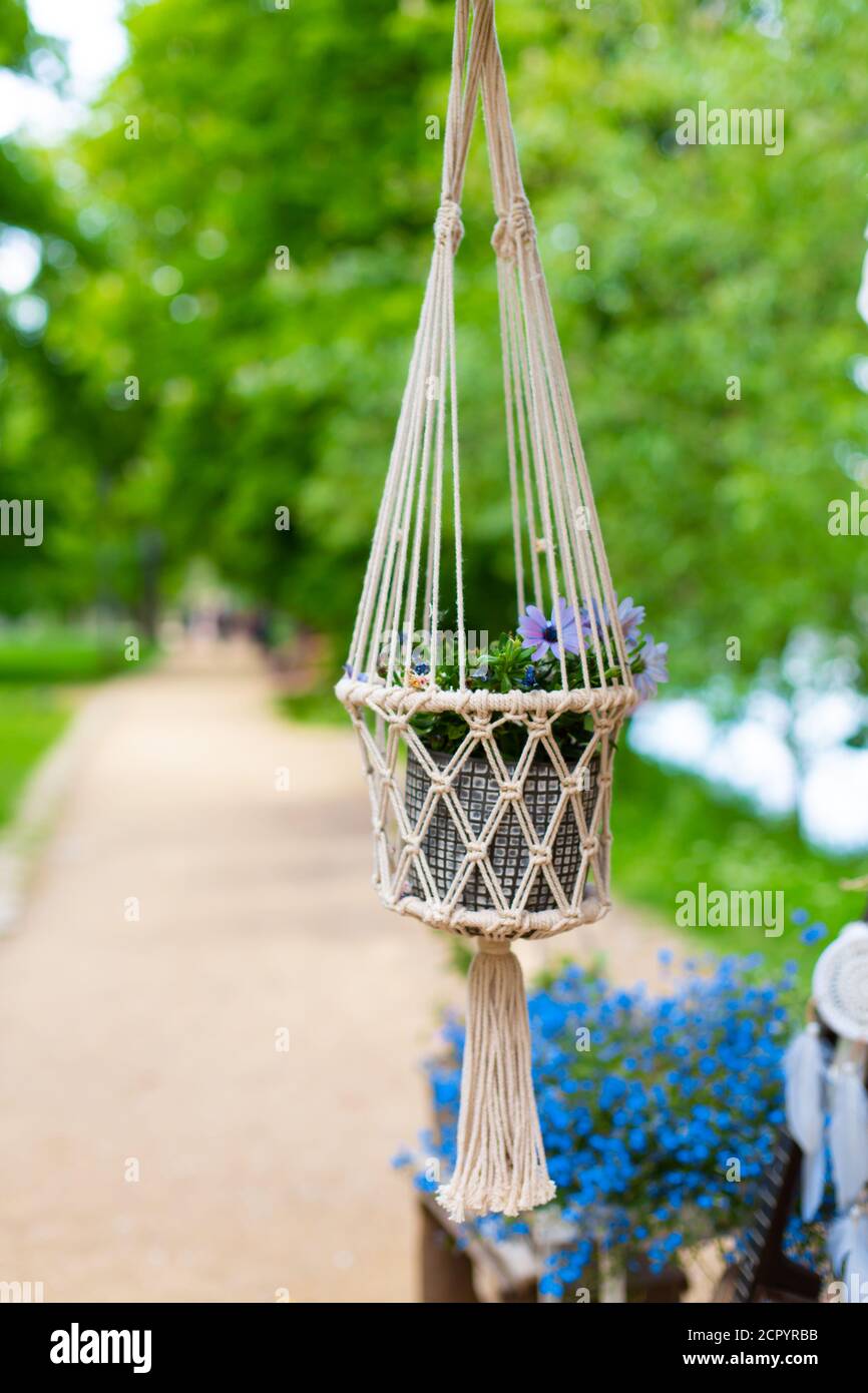 Vaso decorativo sospeso da una corda in un parco cittadino. Europa accogliente. Foto Stock