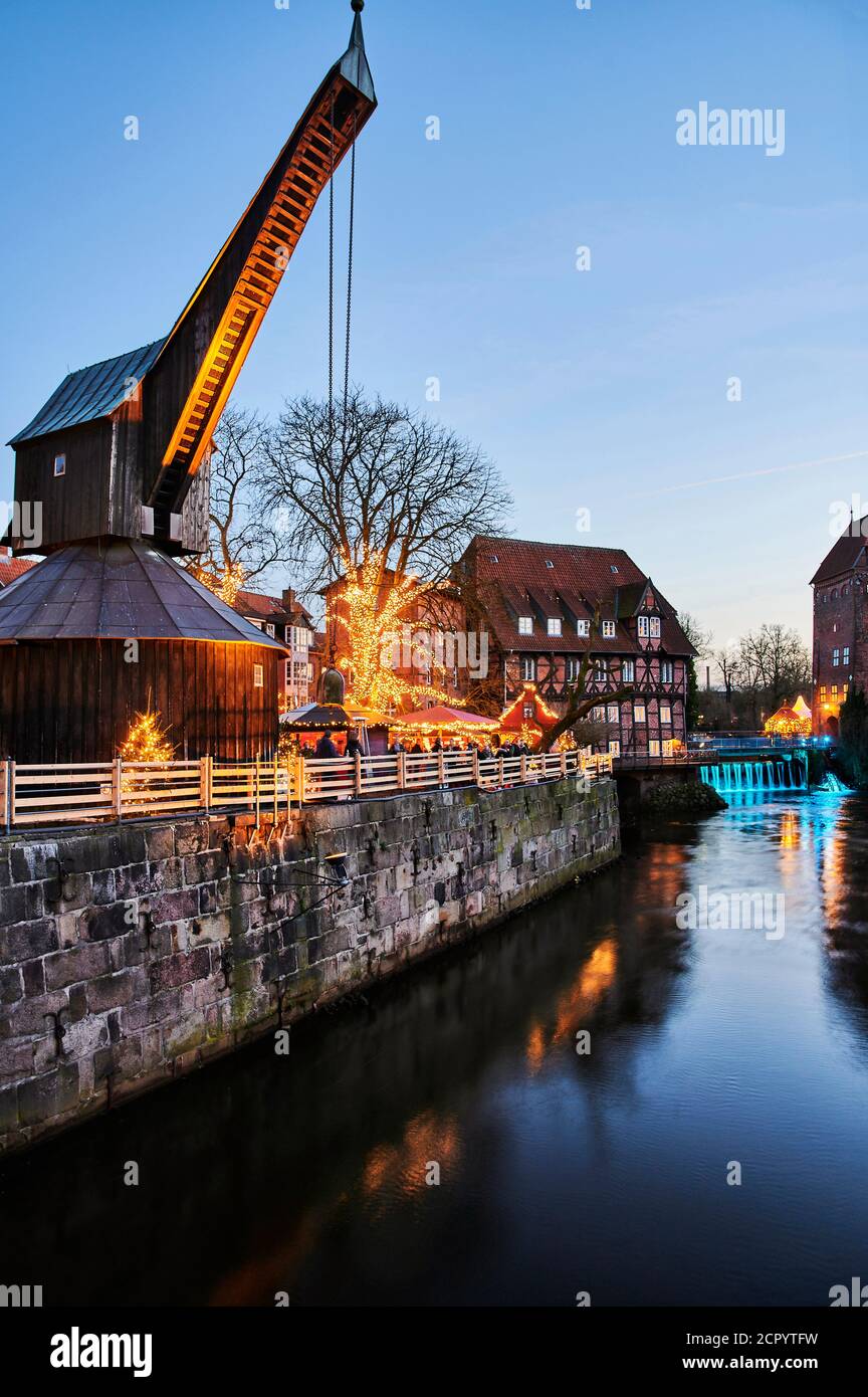 Vista sulla città, Lüneburg, centro storico, quartiere acquatico, punto di riferimento, illuminato, vecchia gru, Am Stintmarkt, Am Fischmarkt, Natale, mercatino di Natale, notte Foto Stock