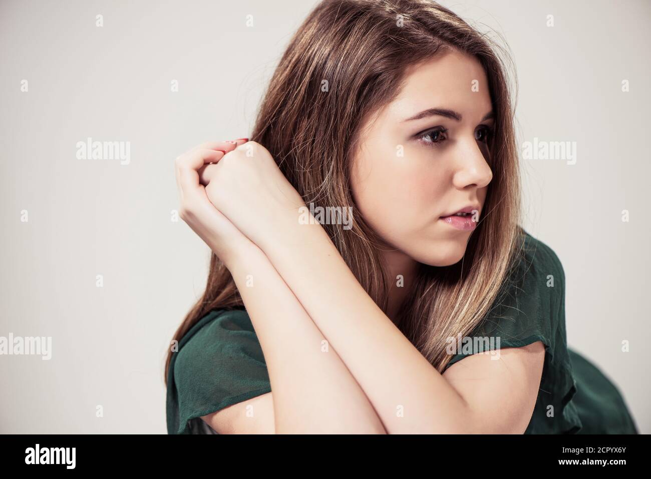 giovane bella ragazza adolescente ritratto su sfondo studio Foto Stock