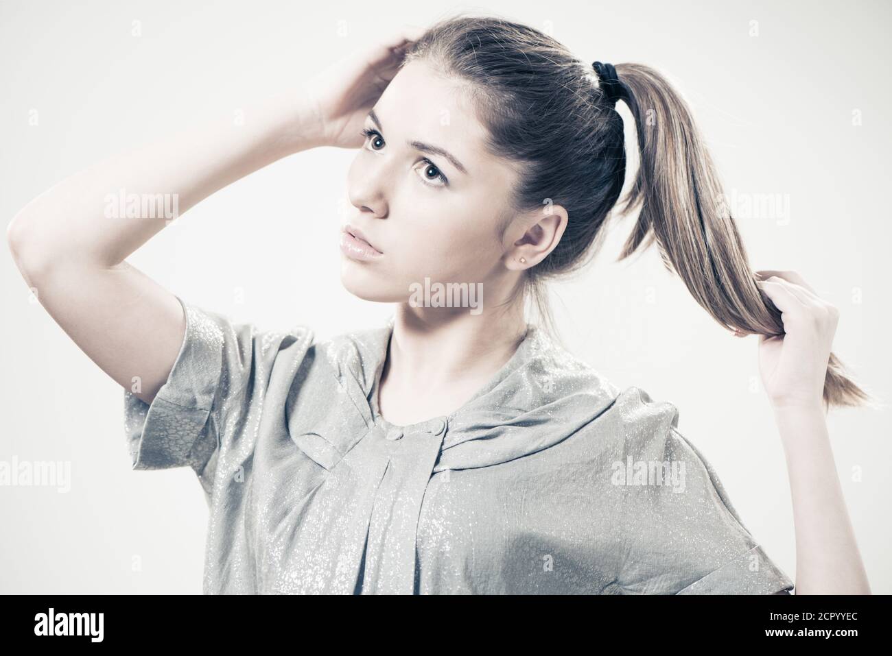 giovane bella ragazza adolescente ritratto su sfondo studio Foto Stock