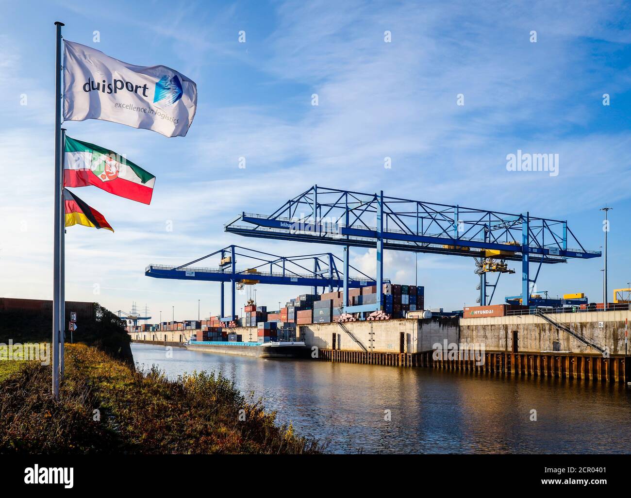 Bandiera di Duisport, Renania Settentrionale-Vestfalia e Germania, gru portuali chiatta con container, terminal container, duisport, porto di Duisburg sulla Foto Stock