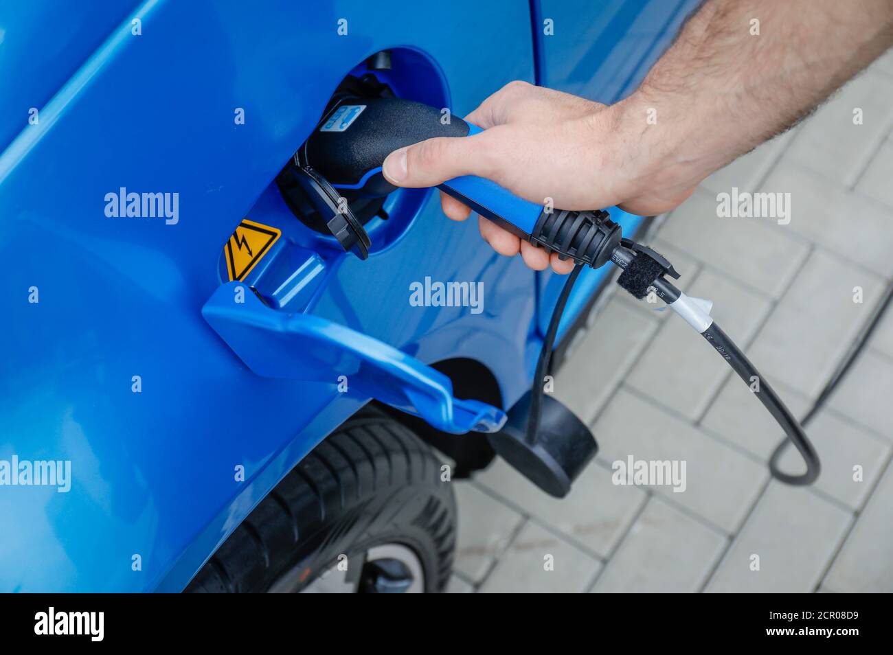 l'auto elettrica e.GO Life ricarica le batterie presso la stazione di ricarica elettrica di Aquisgrana, Nord Reno-Westfalia, Germania Foto Stock