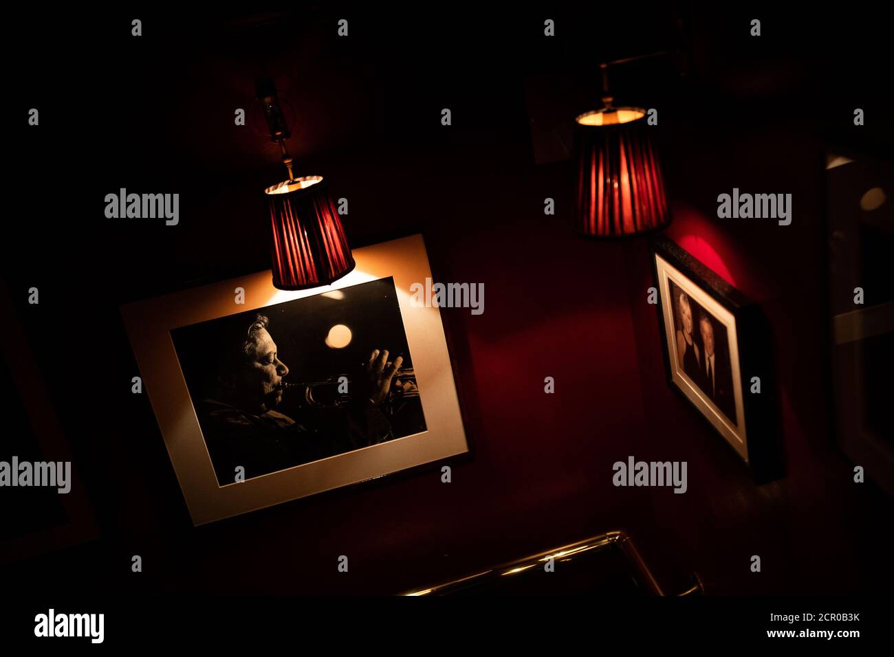 Fotografie del Jazz Club di Ronnie Scott, Soho, Londra, in quanto il locale accoglie i visitatori per la prima volta da quando è chiuso per blocco. Foto Stock