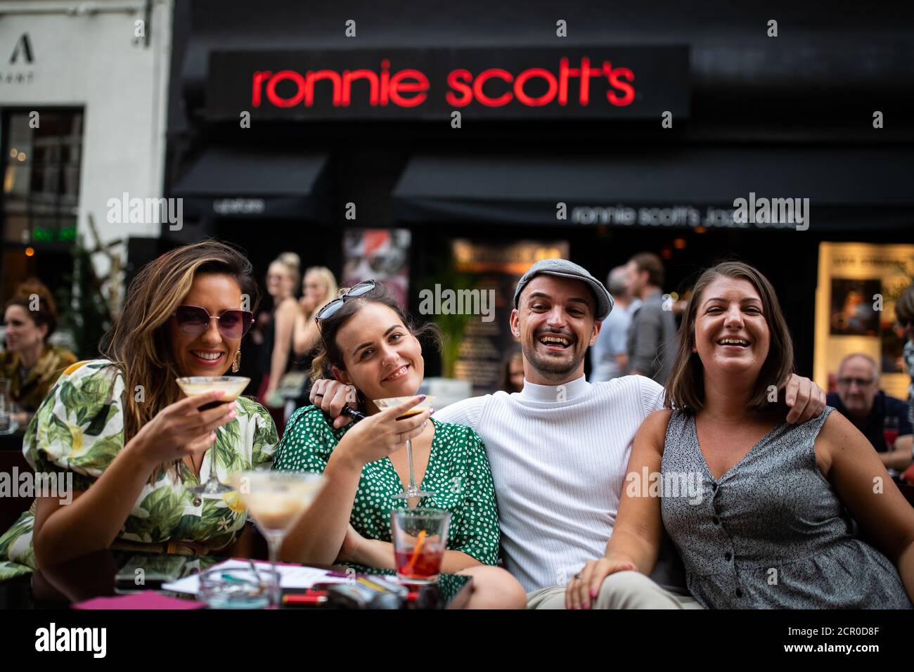 I membri del pubblico cenano fuori dal Ronnie Scott's Jazz Club, Soho, Londra, dato che il locale accoglie i visitatori per la prima volta da quando è chiuso per la chiusura. Foto Stock