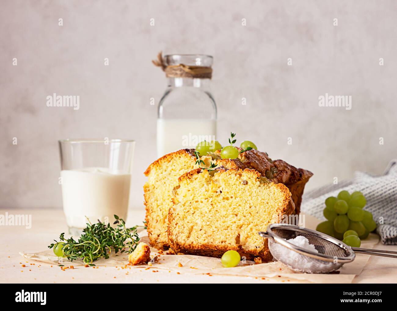 Deliziosa torta fatta in casa con timo e zucchero in polvere su carta  pergamena. Sfondo di pietra chiaro Foto stock - Alamy
