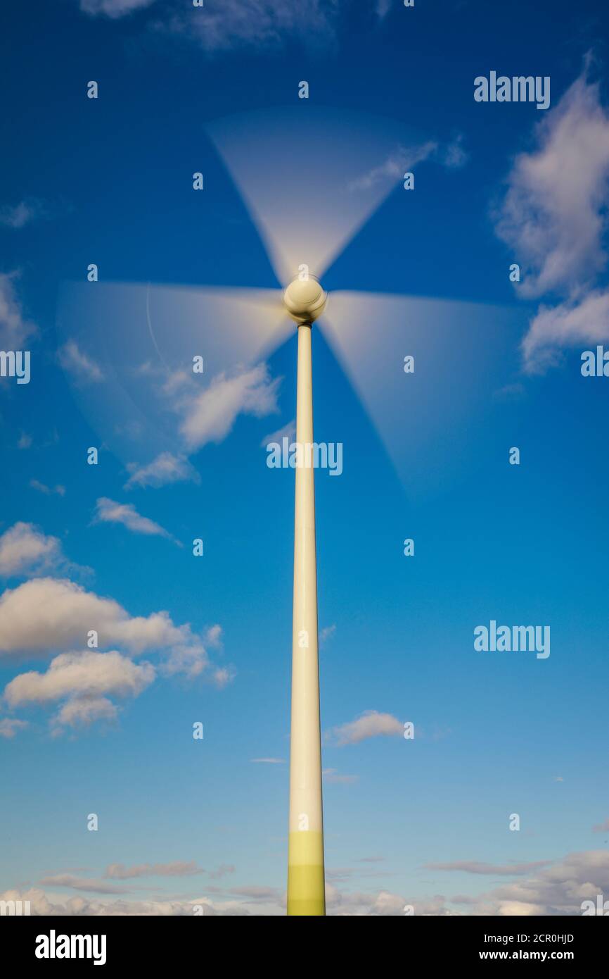 Turbina eolica contro un cielo blu con nuvole, ENSE, Nord Reno-Westfalia, Germania Foto Stock