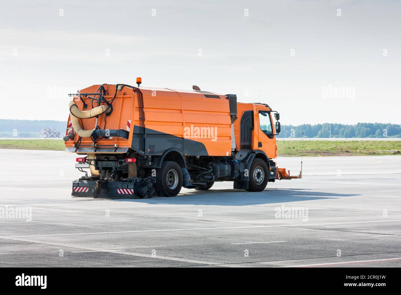 Pulizia della grembiule aeroportuale del carrello spazzatrice a vuoto Foto Stock