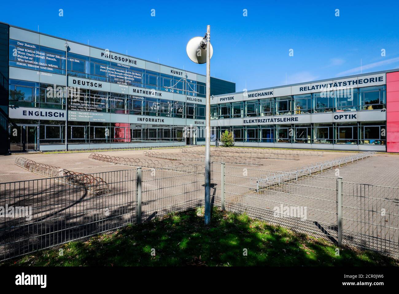 Facciata con citazioni e formule, scuola superiore, Kamp-Lintfort, Nord Reno-Westfalia, Germania Foto Stock