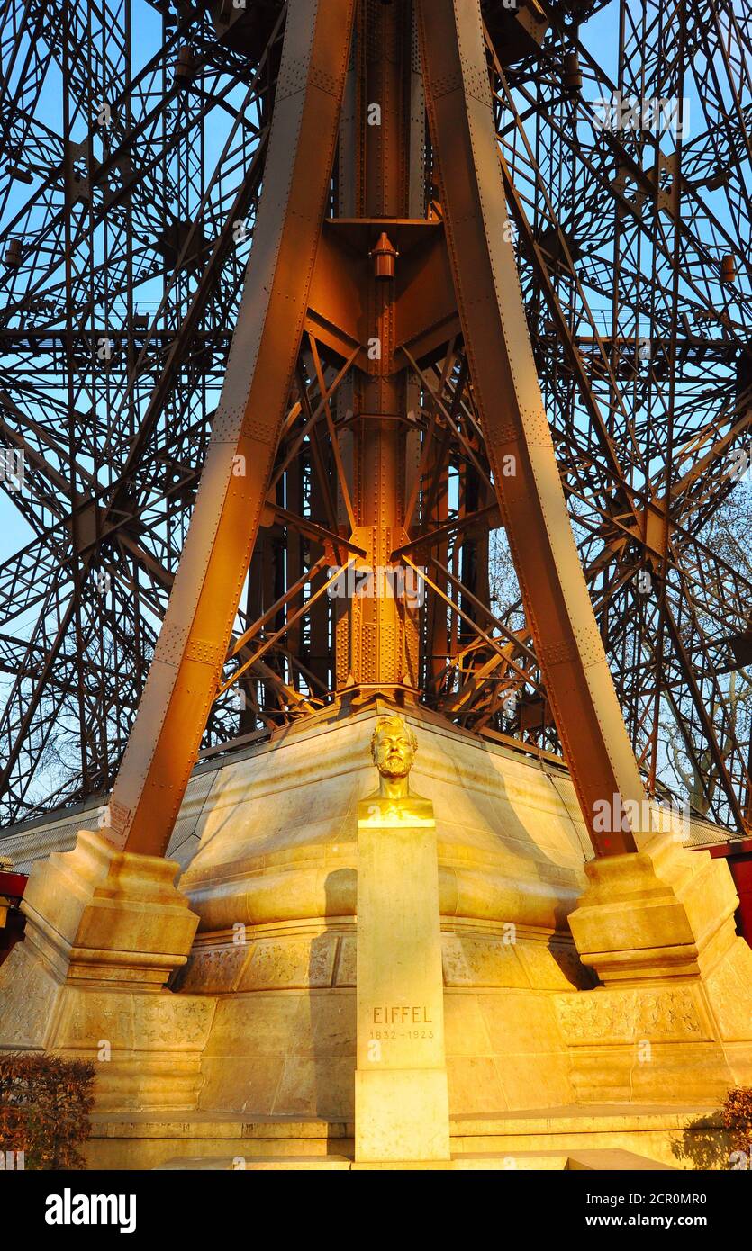 Busto di Gustave Eiffel alla base della Torre Eiffel, Parigi Eiffel Foto Stock