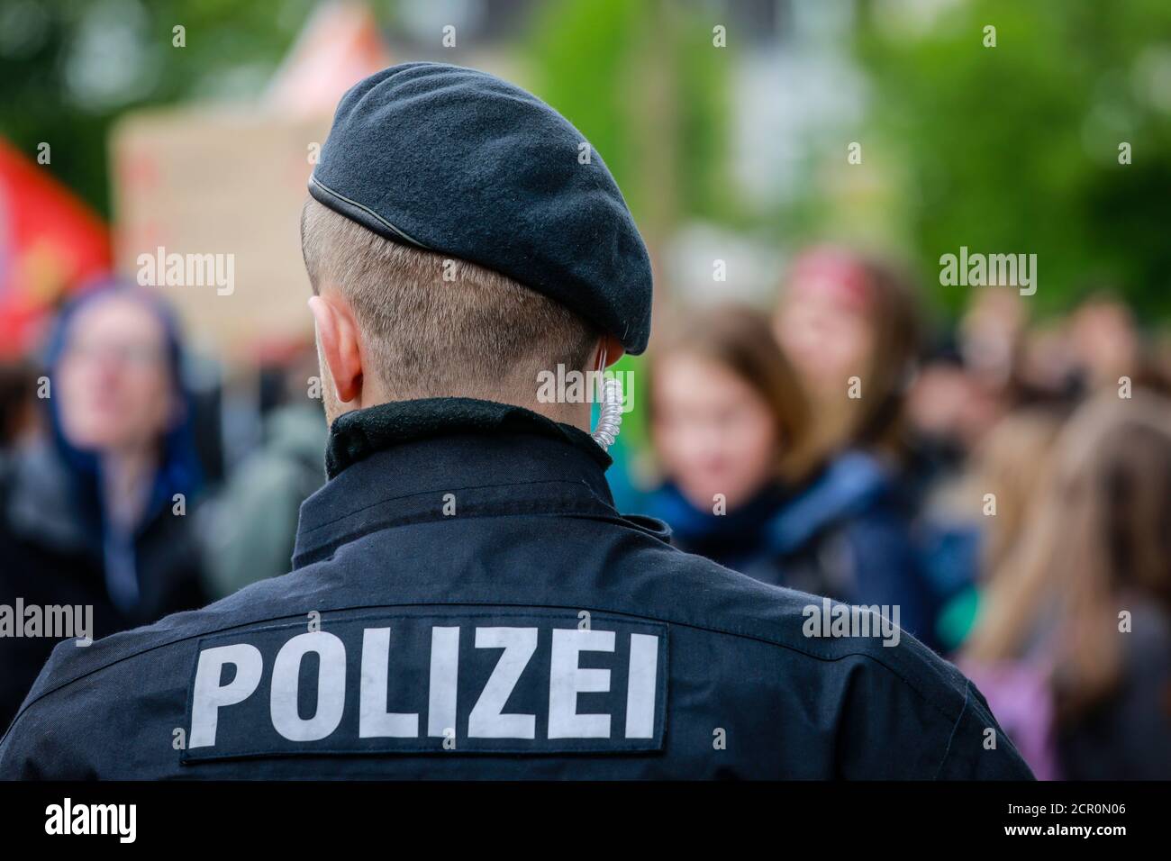 Poliziotto in servizio, venerdì per la futura manifestazione, Essen, zona della Ruhr, Renania settentrionale-Vestfalia, Germania Foto Stock