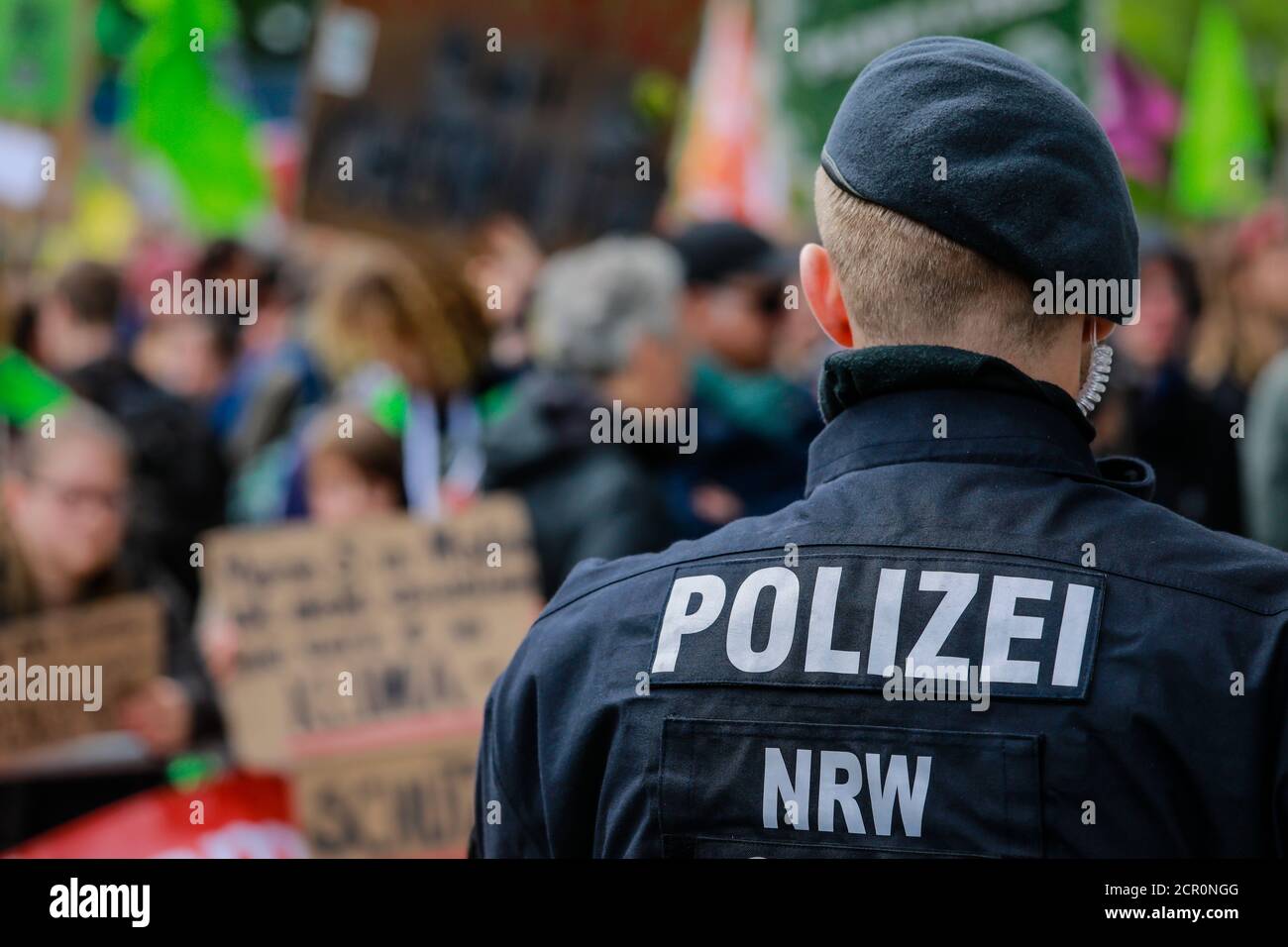 Poliziotto in servizio, venerdì per la futura manifestazione, Essen, zona della Ruhr, Renania settentrionale-Vestfalia, Germania Foto Stock