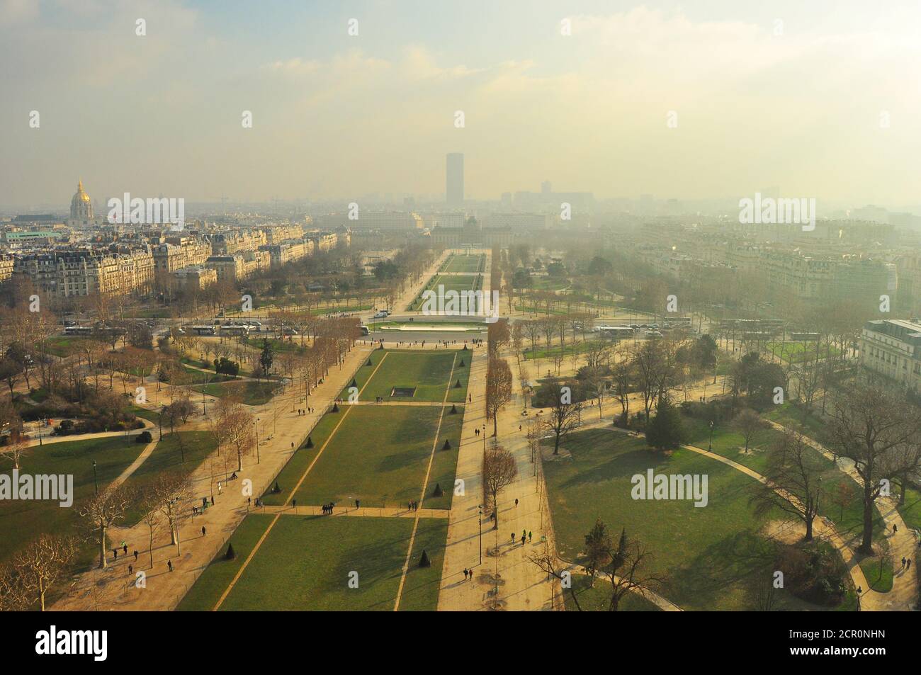 Campi di Marte, Parigi, in una giornata invernale con smog dalla torre Eifel Foto Stock