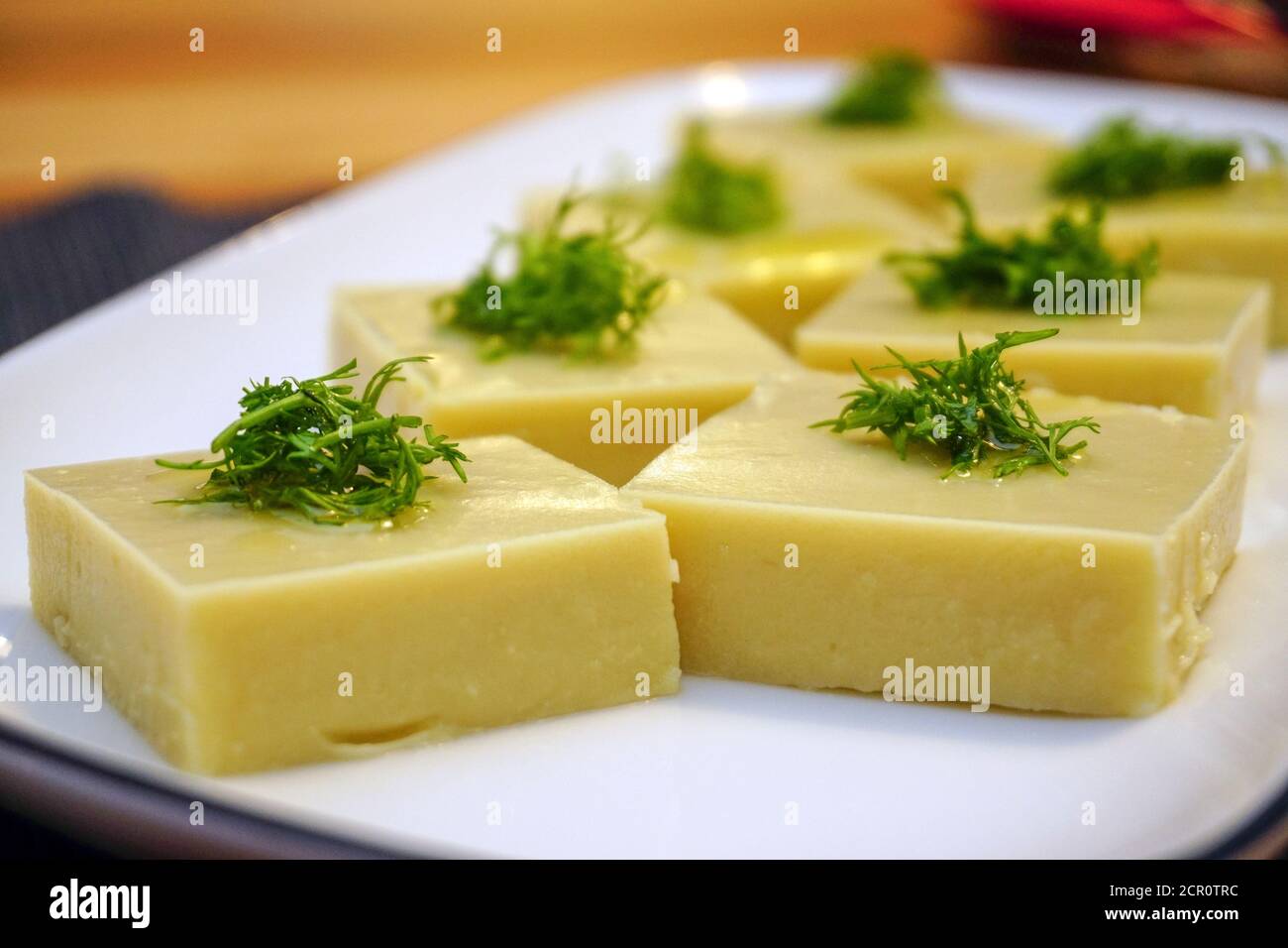 I fagioli schiumati favoriscono un antipasto a forma di cubo nel piatto Foto Stock