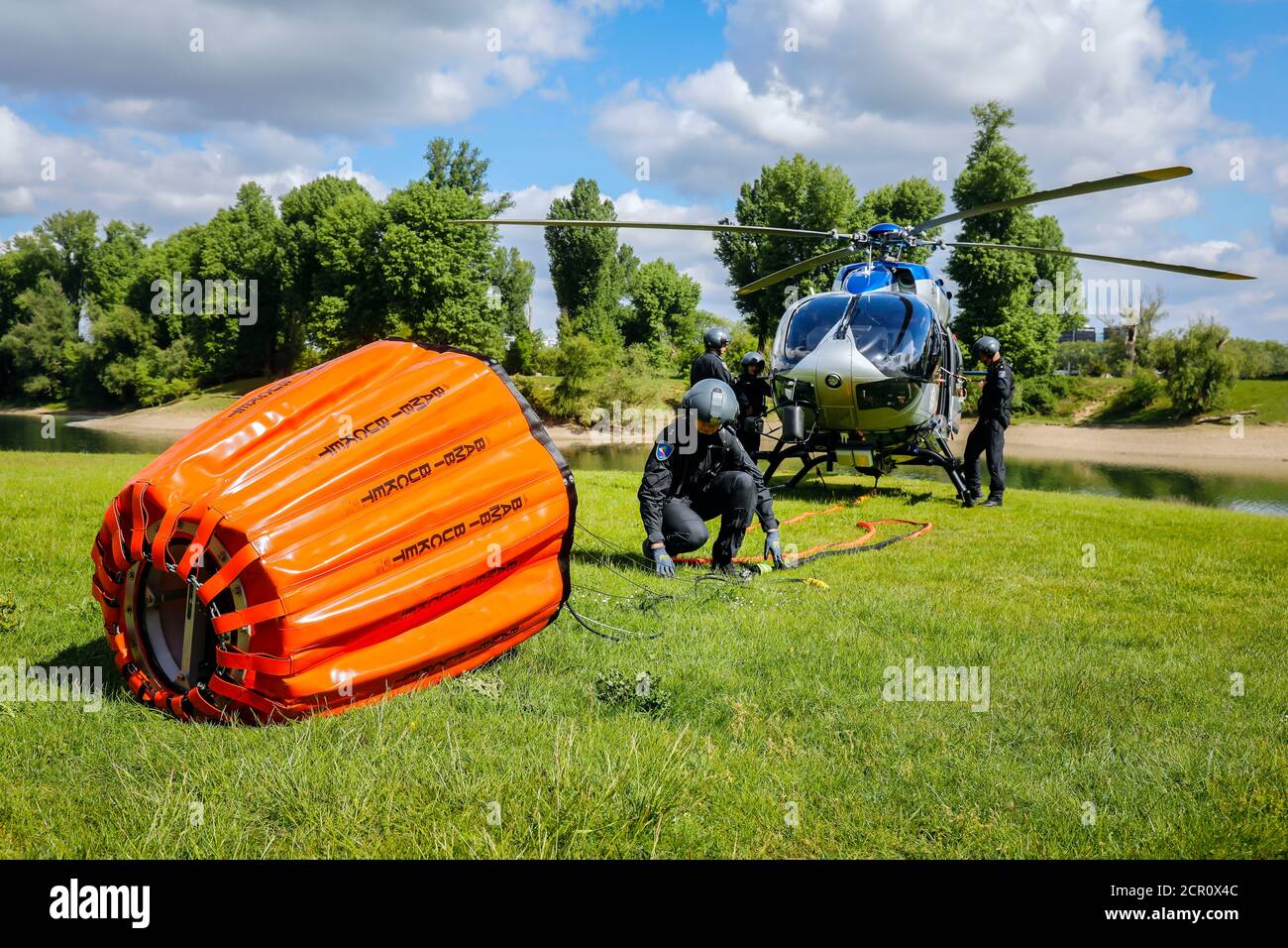 Airbus H 145 elicottero di polizia durante un esercizio operativo con il serbatoio dell'acqua di estinzione DEL SECCHIO BAMBI, Düsseldorf, Renania settentrionale-Vestfalia, Foto Stock