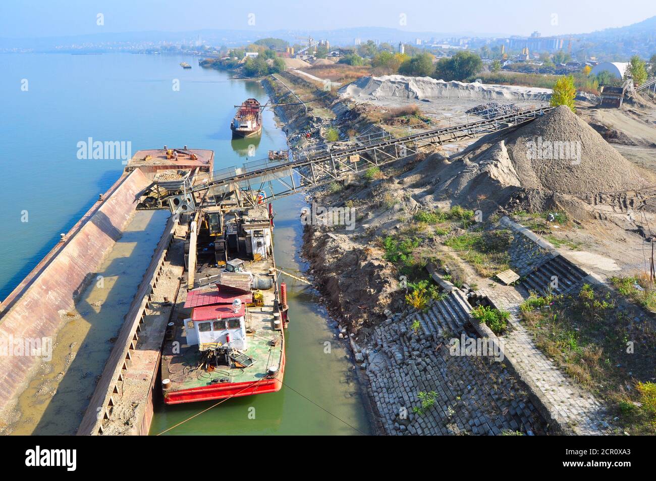 Chiatta sul fiume Danubio vicino Belgrado preparazione per il carico ghiaia, Begrar, Serbia Foto Stock