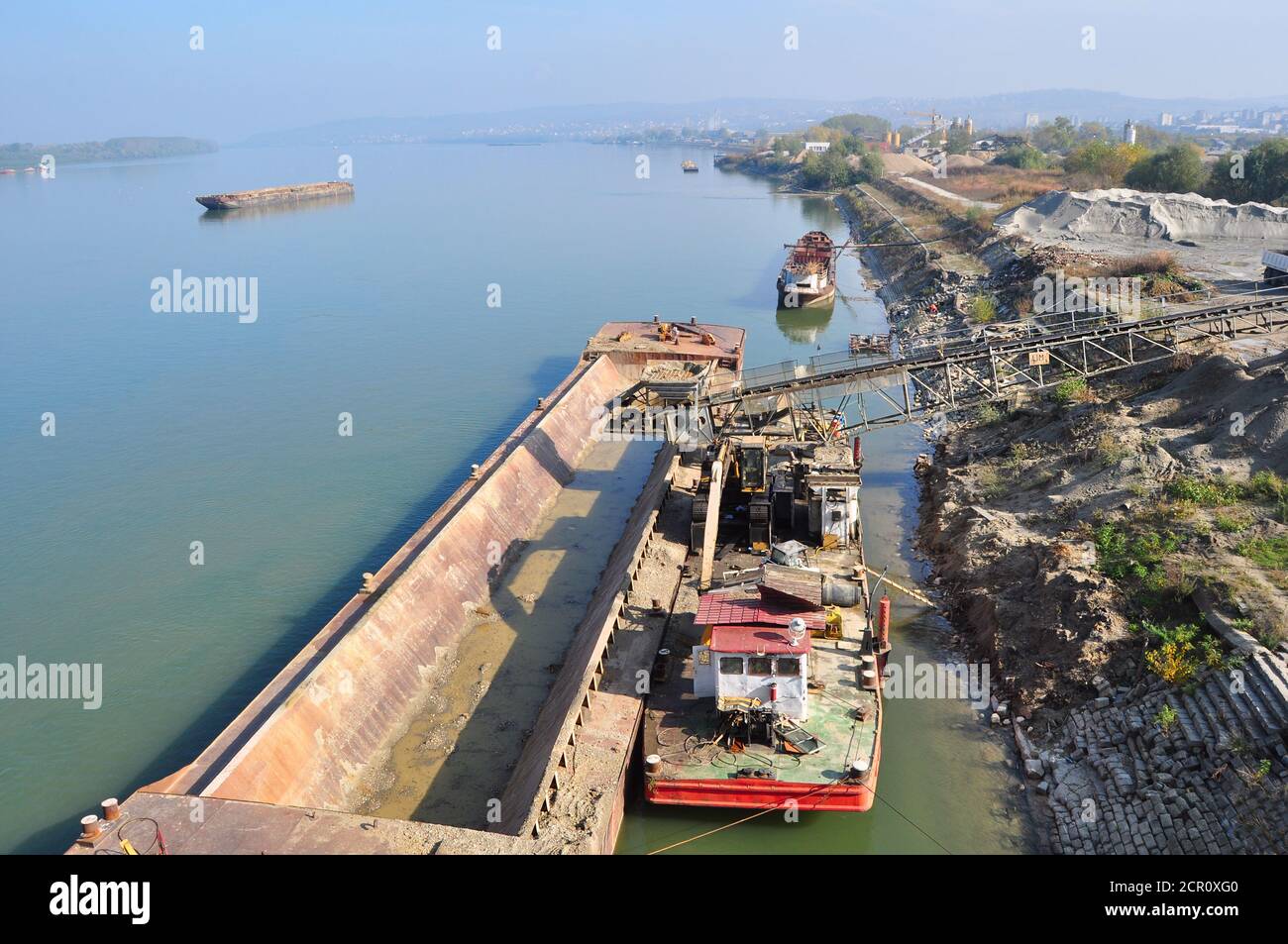 Chiatta sul fiume Danubio vicino Belgrado preparazione per il carico ghiaia, Begrar, Serbia Foto Stock