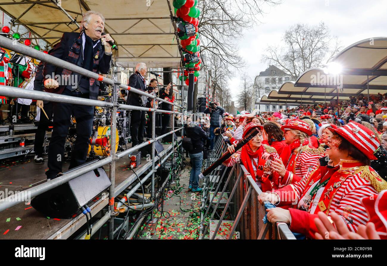 I carnivali in costume festeggiano il Carnevale a Colonia, su Weiberfastnacht il carnevale di strada si apre tradizionalmente sull'Alter Markt, che t Foto Stock