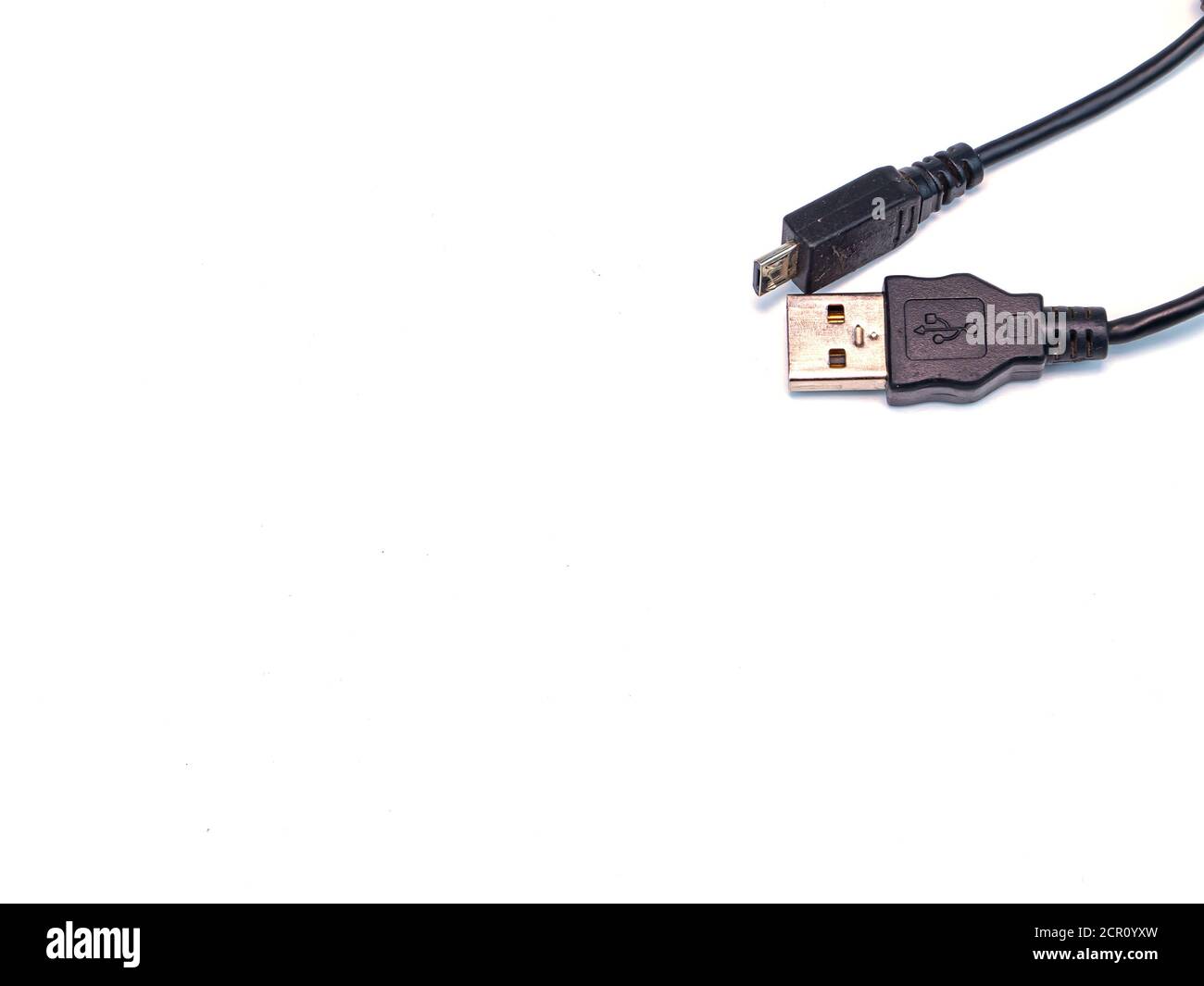 Cavo usb nero per il trasferimento di dati digitali su sfondo bianco. Tecnologie di trasmissione dati digitali. Collegamento del calcolatore. Dispositivo mobile in carica Foto Stock
