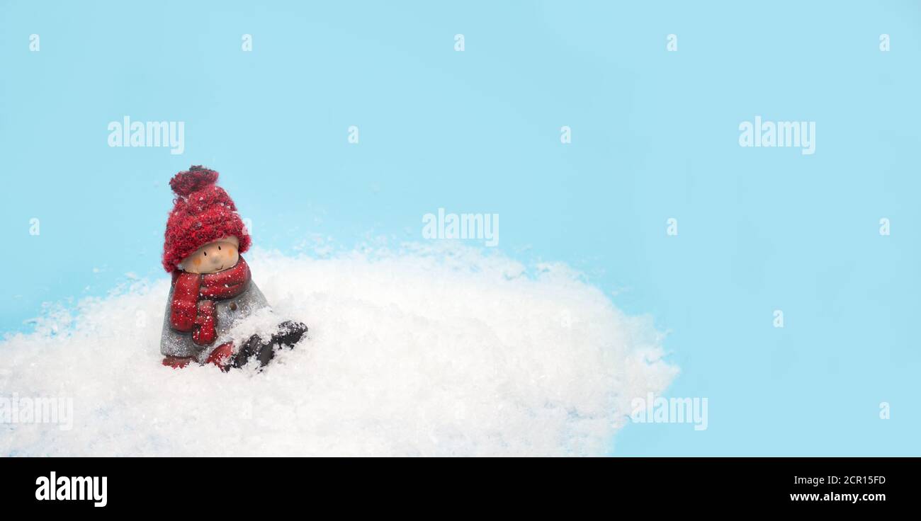 Elf natale giocattolo si siede nella neve, banner per il sito web la testata Foto Stock