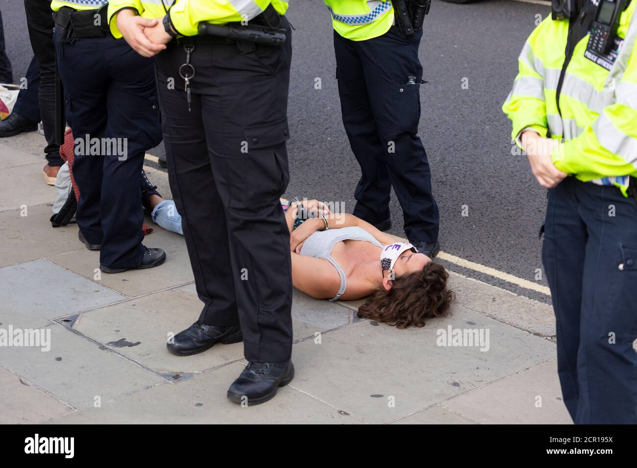Arrestato il protestore ammanettato sul terreno fuori del Parlamento, Extinction Rebellion manifestazione, Londra, 10 settembre 2020 Foto Stock