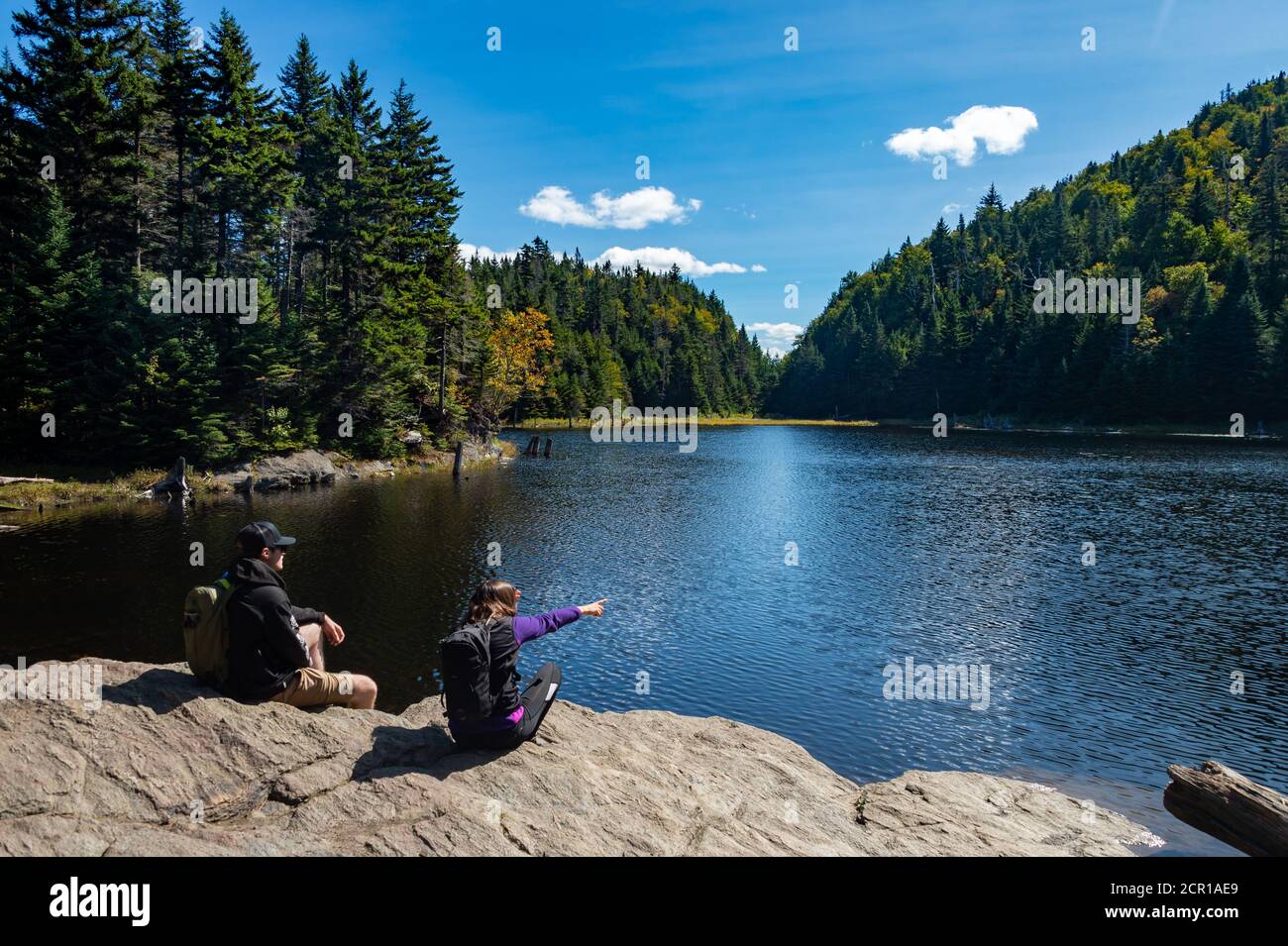 Sutton, CA - 17 settembre 2020: Coppia che guarda la vista sul lago del Monte Sutton Spruce nella stagione autunnale Foto Stock